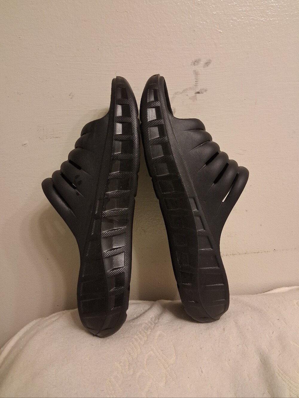 Men's KUAILU Black Slip-On Comfort Slides Similar to Crocs , size 10